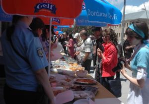 Polis eşlerinden örnek kermes